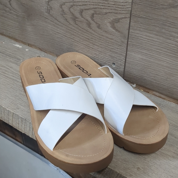 Soda Lucy  White Slide Criss Cross Strap Sandals Womens Size 10 - Picture 1 of 11